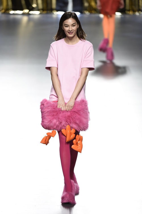 Bolso de pelo de Ágatha Ruiz de la Prada en la FW de Madrid para otoño/invierno 2016/2017