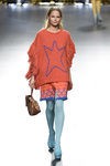 Poncho con maxi estrella de Ágatha Ruiz de la Prada en la FW de Madrid para otoño/invierno 2016/2017