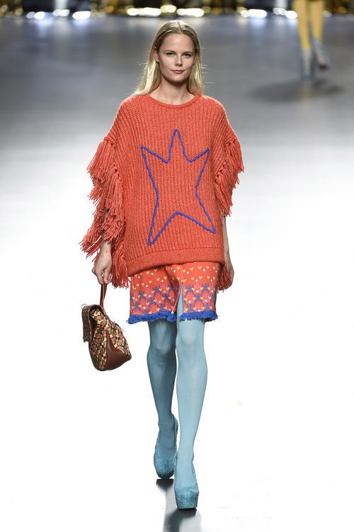 Poncho con maxi estrella de Ágatha Ruiz de la Prada en la FW de Madrid para otoño/invierno 2016/2017