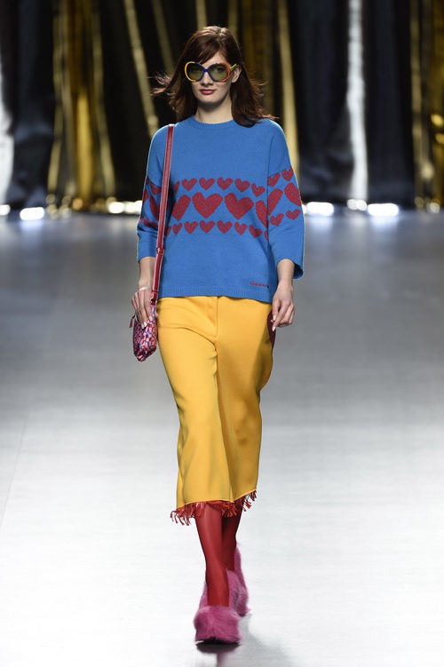 Conjunto amarillo y azul de Ágatha Ruiz de la Prada en la FW de Madrid para otoño/invierno 2016/2017