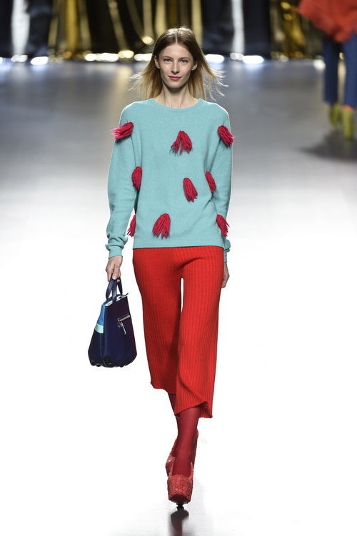 Jersey con borlas de Ágatha Ruiz de la Prada en la FW de Madrid para otoño/invierno 2016/2017