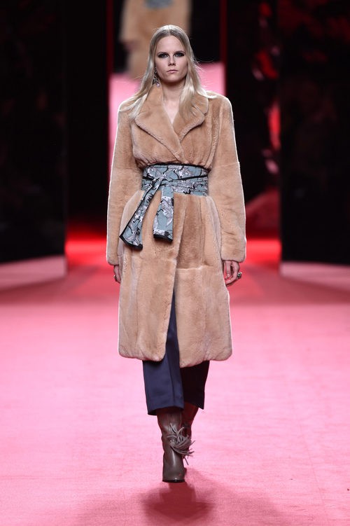 Abrigo pelo de Juanjo Oliva en la FW de Madrid otoño/invierno 2016/2017