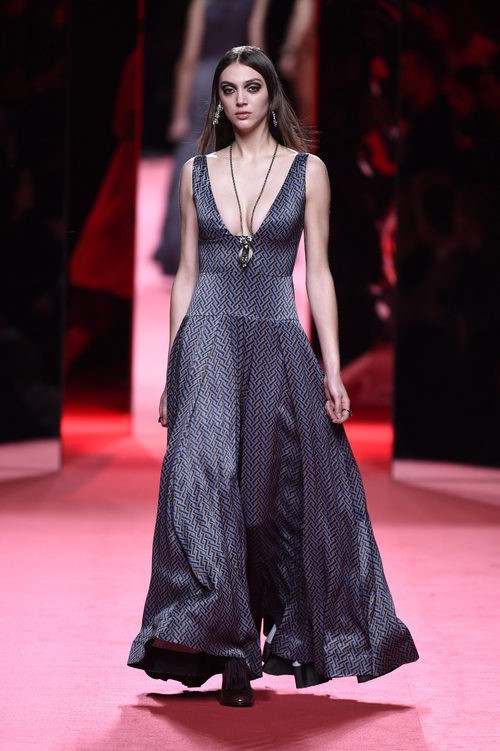 Vestido gasa gris de Juanjo Oliva en la FW de Madrid otoño/invierno 2016/2017