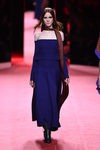 Vestido violeta de Juanjo Oliva en la FW de Madrid otoño/invierno 2016/2017
