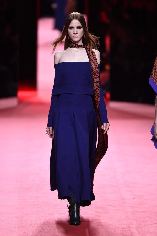 Vestido violeta de Juanjo Oliva en la FW de Madrid otoño/invierno 2016/2017