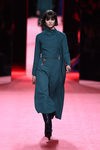 Vestido verde liso de Juanjo Oliva en la FW de Madrid otoño/invierno 2016/2017