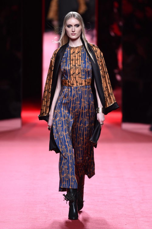Vestido azul y naranja de Juanjo Oliva en la FW de Madrid otoño/invierno 2016/2017