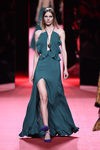Vestido con abertura y volantes de Juanjo Oliva en la FW de Madrid otoño/invierno 2016/2017