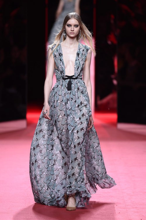 Vestido con escote hasta la cintura de Juanjo Oliva en la FW de Madrid otoño/invierno 2016/2017