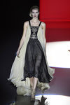 Vestido de gasa dorado y negro de Hannibal Laguna con la FW de Madrid en otoño/invierno 2016/2017