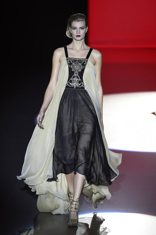 Vestido de gasa dorado y negro de Hannibal Laguna con la FW de Madrid en otoño/invierno 2016/2017