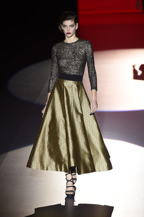 Conjunto lady dorado de Hannibal Laguna con la FW de Madrid en otoño/invierno 2016/2017