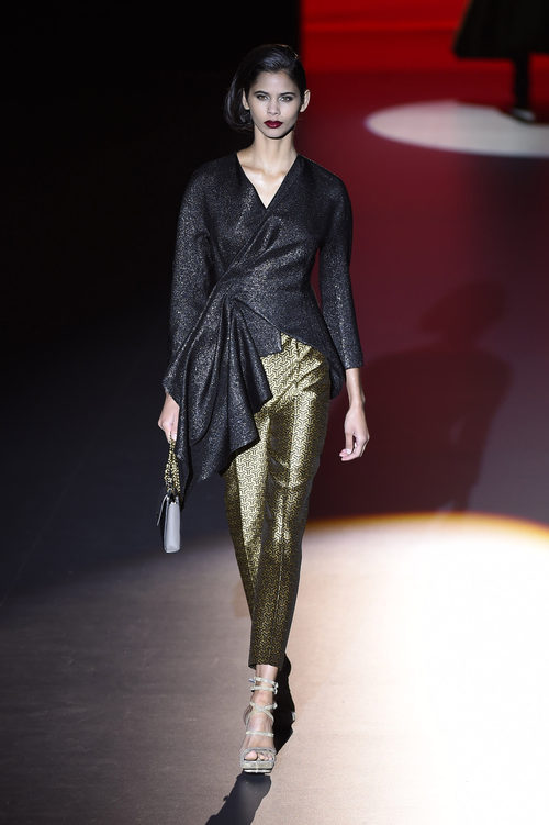 Pantalones dorados y blusa con lazo de Hannibal Laguna con la FW de Madrid en otoño/invierno 2016/2017