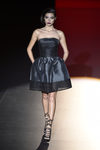 Vestido negro efecto campana de Hannibal Laguna con la FW de Madrid en otoño/invierno 2016/2017