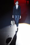 Americana y pantalones negros de Hannibal Laguna con la FW de Madrid en otoño/invierno 2016/2017