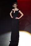 Vestido con escote asimétrico de Hannibal Laguna con la FW de Madrid en otoño/invierno 2016/2017