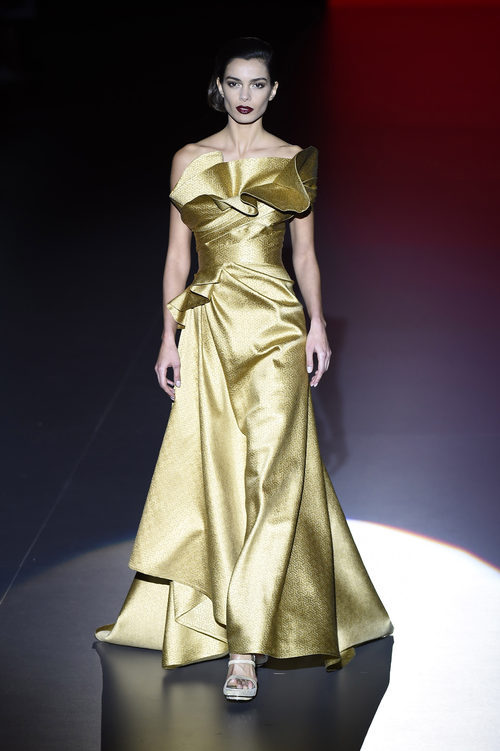 Vestido gala dorado de Hannibal Laguna con la FW de Madrid en otoño/invierno 2016/2017