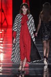 Vestido rojo y maxi abrigo de Duyos en la FW de Madrid para otoño/invierno 2016/2017 