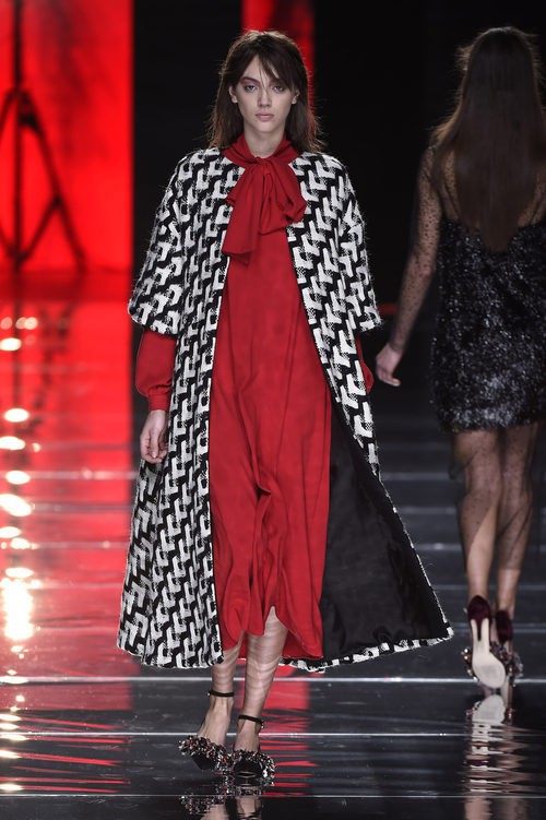 Vestido rojo y maxi abrigo de Duyos en la FW de Madrid para otoño/invierno 2016/2017 