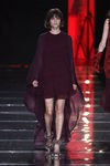 Vestido borgoña de Duyos en la FW de Madrid para otoño/invierno 2016/2017