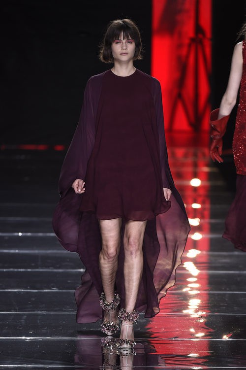 Vestido borgoña de Duyos en la FW de Madrid para otoño/invierno 2016/2017