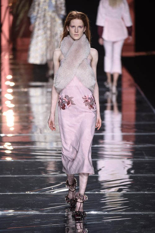 Vestido rosa y estola nude de Duyos en la FW de Madrid para otoño/invierno 2016/2017 