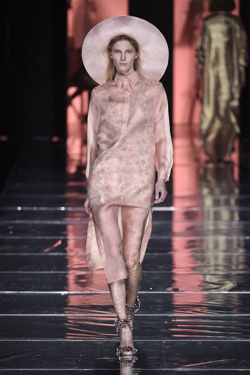 Look rosa de Duyos en la FW de Madrid para otoño/invierno 2016/2017 