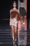 Vestido dorado y rojo de Duyos en la FW de Madrid para otoño/invierno 2016/2017