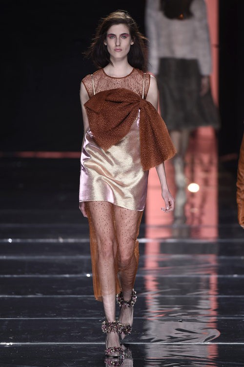 Vestido dorado y rojo de Duyos en la FW de Madrid para otoño/invierno 2016/2017
