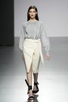 Conjunto azul y blanco de Ángel Schlesser en la FW de Madrid para otoño/invierno 2016/2017