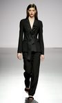 Traje negro de Ángel Schlesser en la FW de Madrid para otoño/invierno 2016/2017