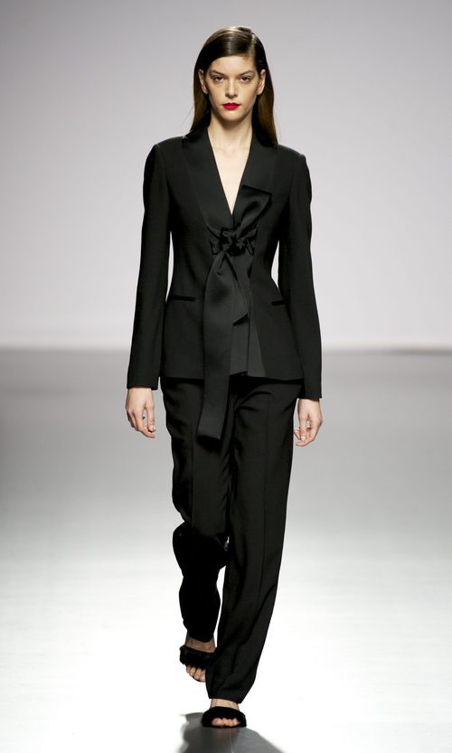 Traje negro de Ángel Schlesser en la FW de Madrid para otoño/invierno 2016/2017