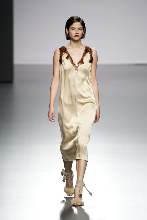 Vestido lencero de Ángel Schlesser en la FW de Madrid para otoño/invierno 2016/2017