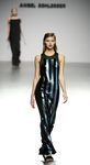 Vestido negro y azul de Ángel Schlesser en la FW de Madrid para otoño/invierno 2016/2017