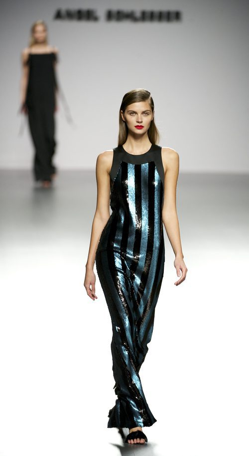 Vestido negro y azul de Ángel Schlesser en la FW de Madrid para otoño/invierno 2016/2017