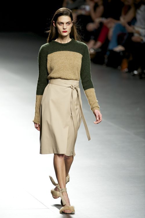 Conjunto con jersey y falda de cuero de Ángel Schlesser en la FW de Madrid para otoño/invierno 2016/2017