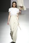Vestido blanco de Ángel Schlesser en la FW de Madrid para otoño/invierno 2016/2017