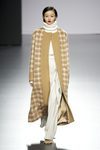 Abrigo camel de Ángel Schlesser en la FW de Madrid para otoño/invierno 2016/2017