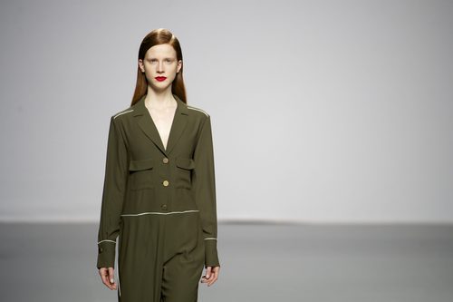 Mono caqui de Ángel Schlesser en la FW de Madrid para otoño/invierno 2016/2017