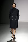 Abrigo negro de Ángel Schlesser en la FW de Madrid para otoño/invierno 2016/2017