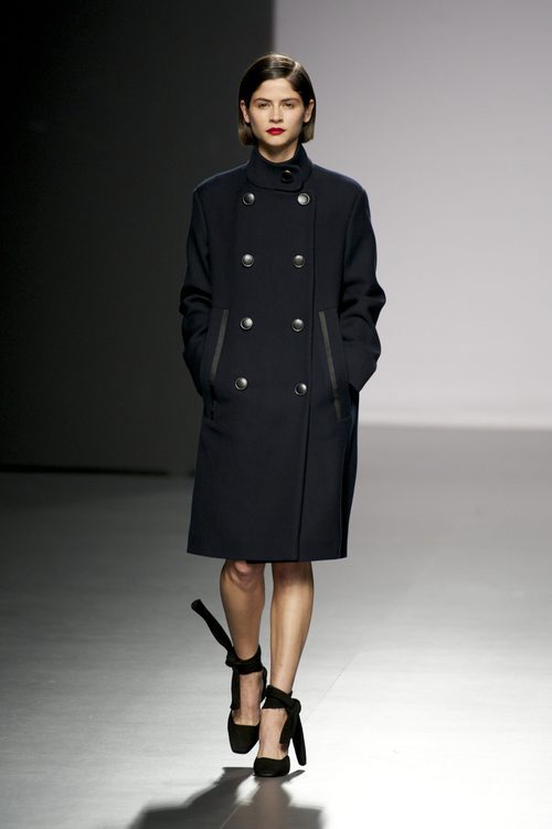 Abrigo negro de Ángel Schlesser en la FW de Madrid para otoño/invierno 2016/2017