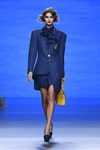 Traje estilo azafata de Francis Montesinos en la FW de Madrid para otoño/invierno 2016/2017
