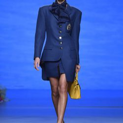 Traje estilo azafata de Francis Montesinos en la FW de Madrid para otoño/invierno 2016/2017