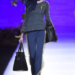Jersey y pantalones de raso con flecos de Francis Montesinos en la FW de Madrid para otoño/invierno 2016/2017