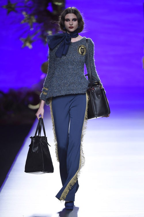 Jersey y pantalones de raso con flecos de Francis Montesinos en la FW de Madrid para otoño/invierno 2016/2017