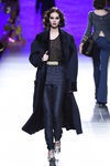 Maxi abrigo y pantalones de raya diplomática de Francis Montesinos en la FW de Madrid para otoño/invierno 2016/2017