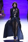 Maxi blazer estilo capa con pantalones efecto lúrex de Francis Montesinos en la FW de Madrid para otoño/invierno 2016/2017