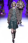 Vestido de crochet con camisa militar y botas camperas de Francis Montesinos en la FW de Madrid para otoño/invierno 2016/2017