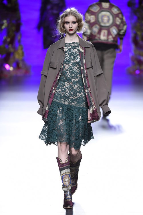 Vestido de crochet con camisa militar y botas camperas de Francis Montesinos en la FW de Madrid para otoño/invierno 2016/2017