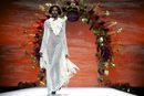 Vestido de rejilla blanco con flecos de Francis Montesinos en la FW de Madrid para otoño/invierno 2016/2017
